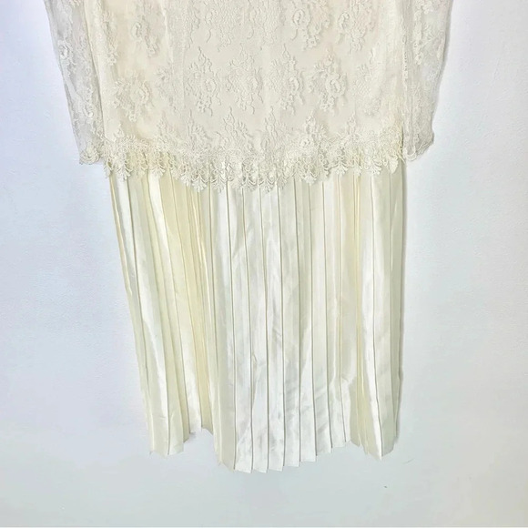 Scott McClintock ivory vintage Victorian 70s wedding dress
Sz 10 - Picture 9 of 13